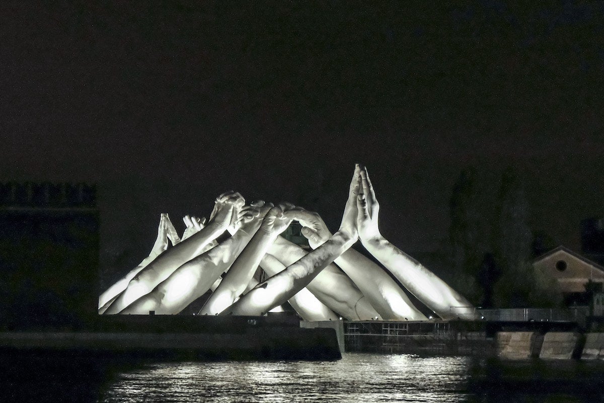 lorenzo-quinn-building-bridge-venice-9